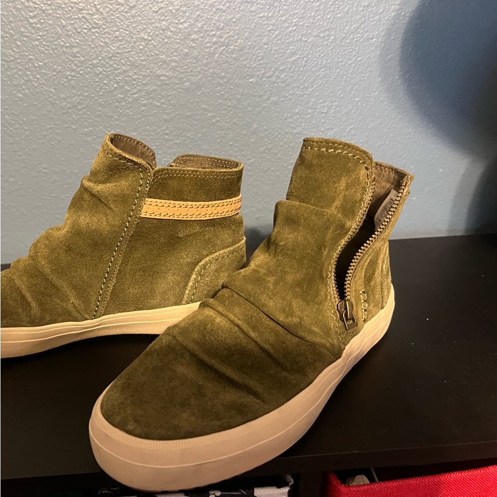 Excellent used condition Sperry green suede high top sneakers with side zipper.